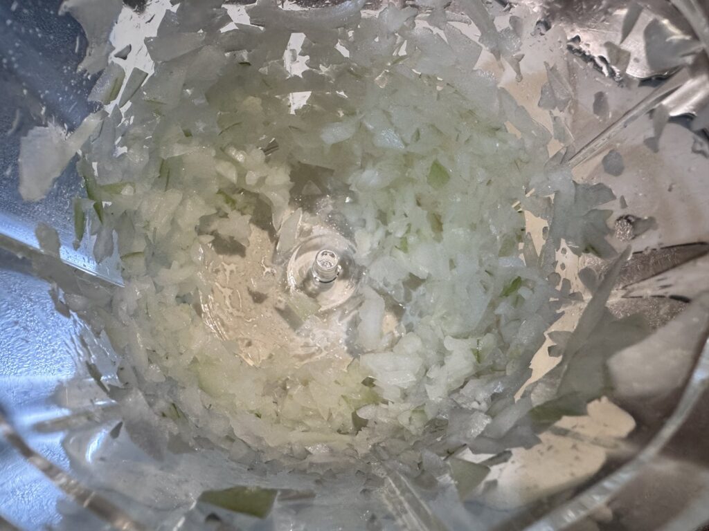 フードチョッパーでみじん切りにした玉ねぎ