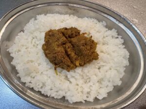 ご飯200gの真ん中に和風キーマカレーをのせたところ