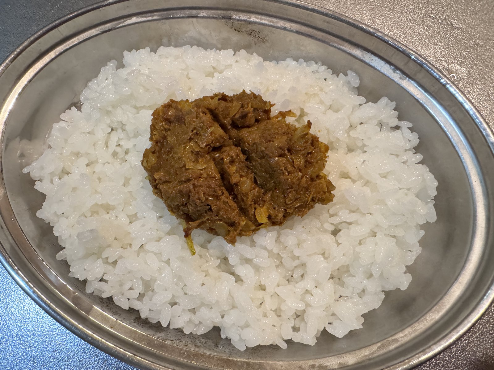 ご飯200gの真ん中に和風キーマカレーをのせたところ
