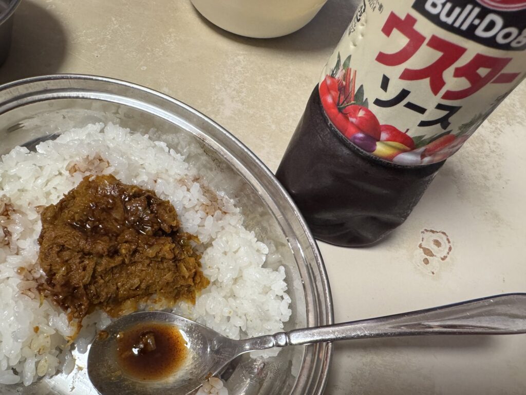 ウスターソースをかけて味変したところ